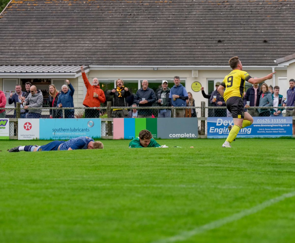 📸 | In The Action

<a href="/RyanBush7i/">Ryan Bush</a> makes it three!

Here he is slotting past the goalkeeper before peeling away to celebrate.

📸 - <a href="/toejam237/">Toejam237</a>