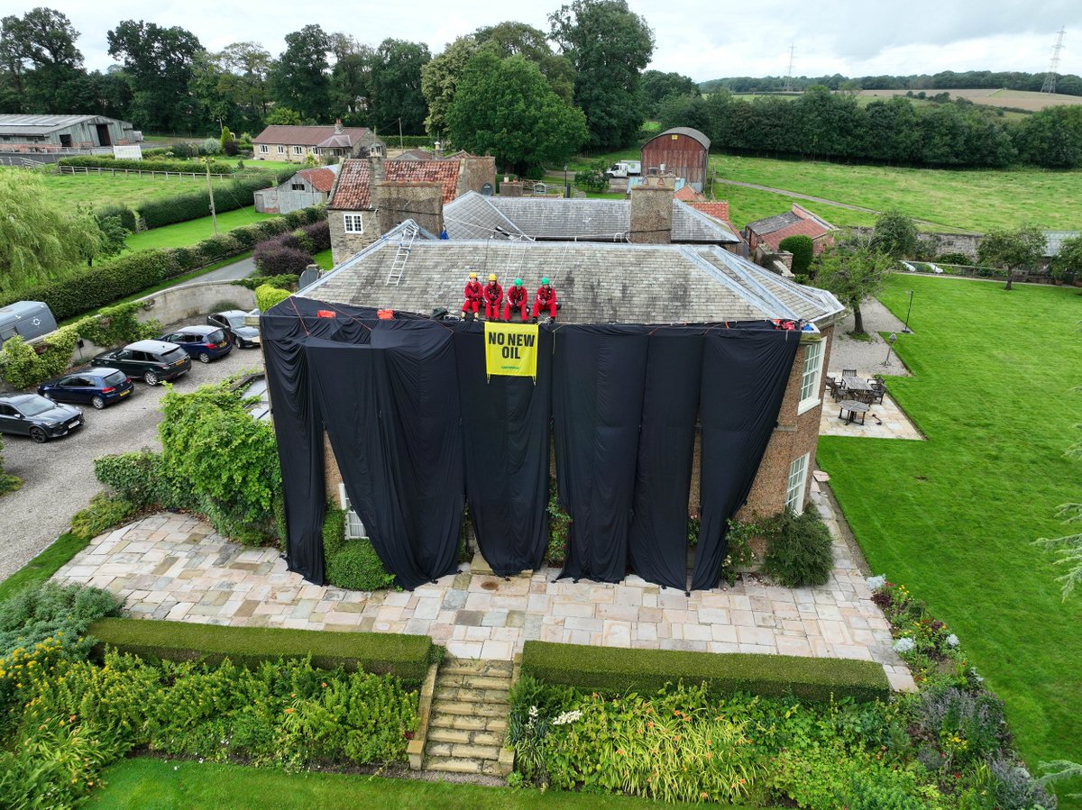 There’s been a lot of noise about us climbing on the roof of one of the Prime Minister’s many homes.

There’s just one message we’d like you to remember.

New oil and gas WILL NOT lower our bills!

Here’s why 👇🧵

#NoNewOil #StopRosebank #Greenpeace