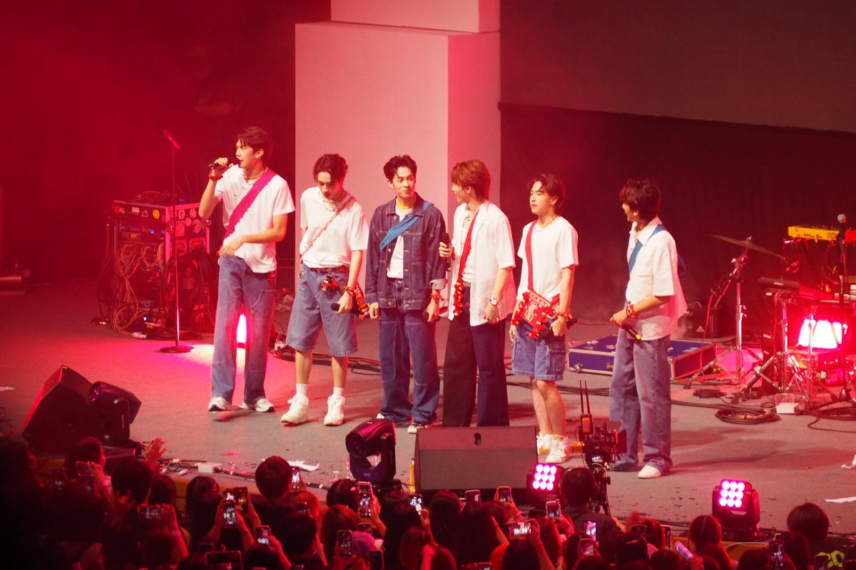 Vhamhamboy's tweet photo. วันนี้แบตเต็มแต่นั่งไกลชิหายเลยจ้าาาา  #PROXIEth #CAMT20th https://t.co/yFT14RvW2Y