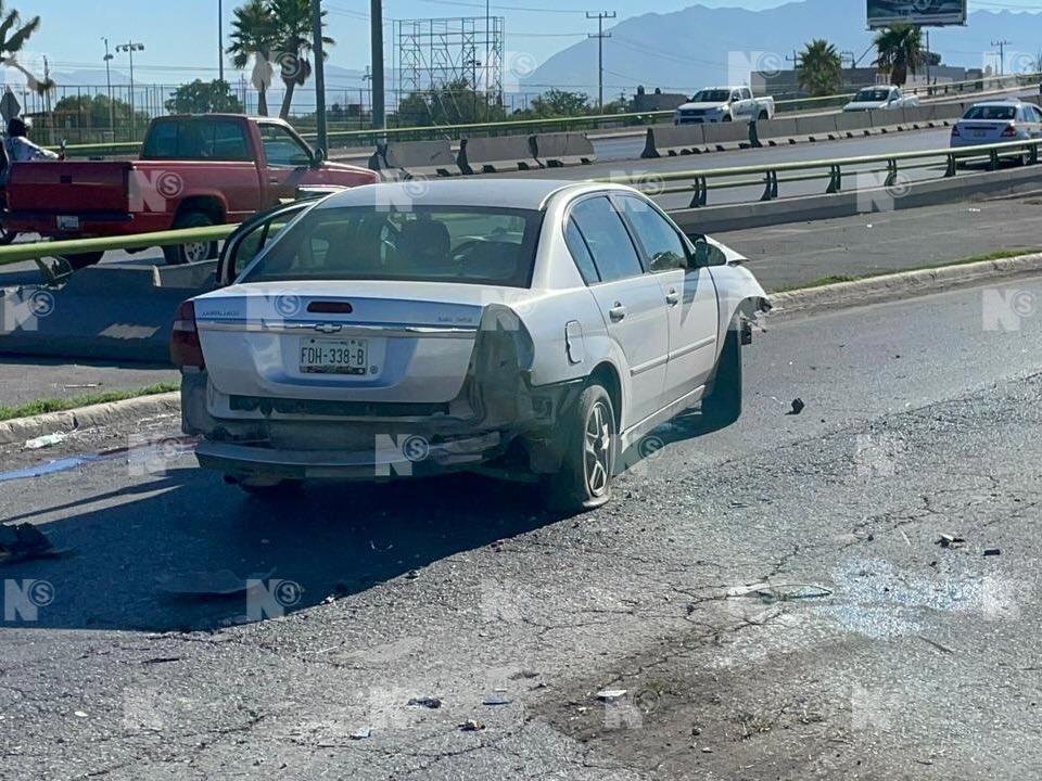 nSaltillo's tweet photo. Un amanecido conductor, quien manejaba a alta velocidad por el blvd Fundadores, chocó y derribó un poste de concreto, propiedad de la CFE, frente al Hotel La Fuente. A pesar de lo aparatoso del percance, el responsable resultó ileso, pero quedó detenido por los oficiales de tránsito por encontrarse bajo los influjos del alcohol. #Saltillo