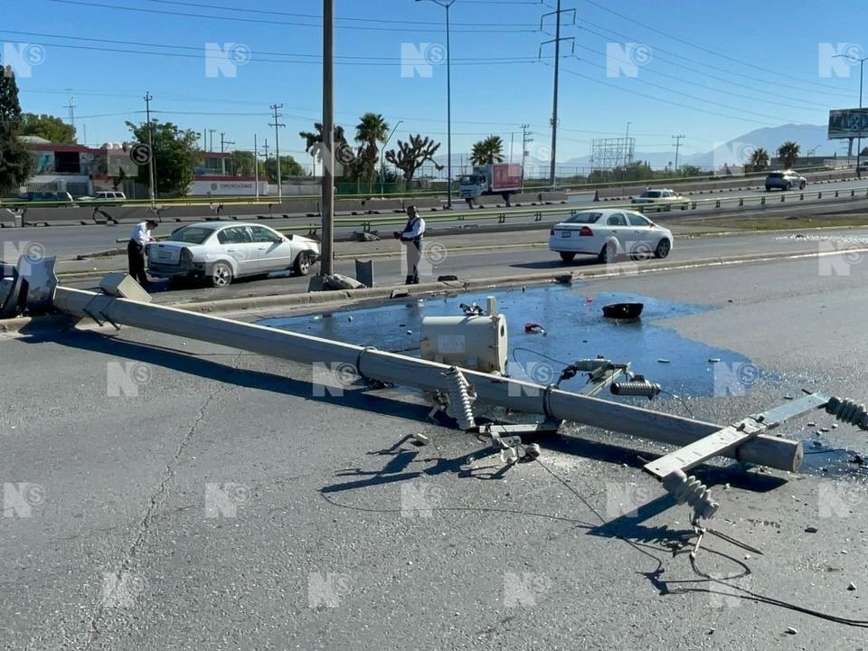 nSaltillo's tweet photo. Un amanecido conductor, quien manejaba a alta velocidad por el blvd Fundadores, chocó y derribó un poste de concreto, propiedad de la CFE, frente al Hotel La Fuente. A pesar de lo aparatoso del percance, el responsable resultó ileso, pero quedó detenido por los oficiales de tránsito por encontrarse bajo los influjos del alcohol. #Saltillo