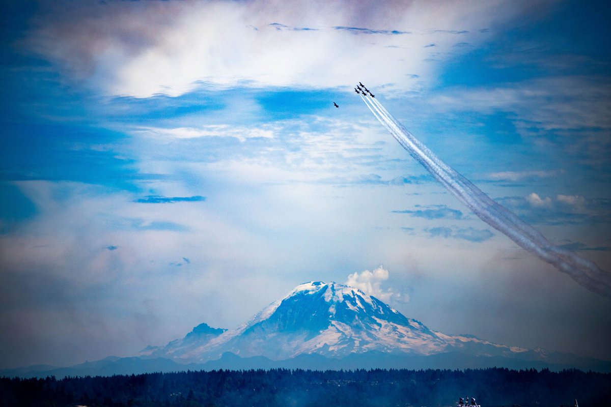 gurkhali's tweet photo. Blue Angels putting on a show on a beautiful day in the #pnw @ShannonODKOMO https://t.co/oerW68jBqP