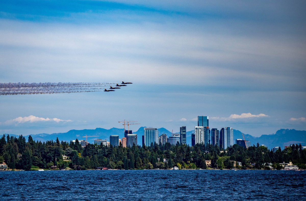 gurkhali's tweet photo. Blue Angels putting on a show on a beautiful day in the #pnw @ShannonODKOMO https://t.co/oerW68jBqP