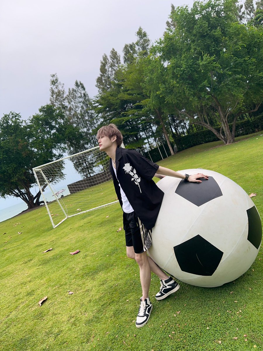 เราก็เหมือนใบแดง ไม่มีใครอยากได้เราหรอก
