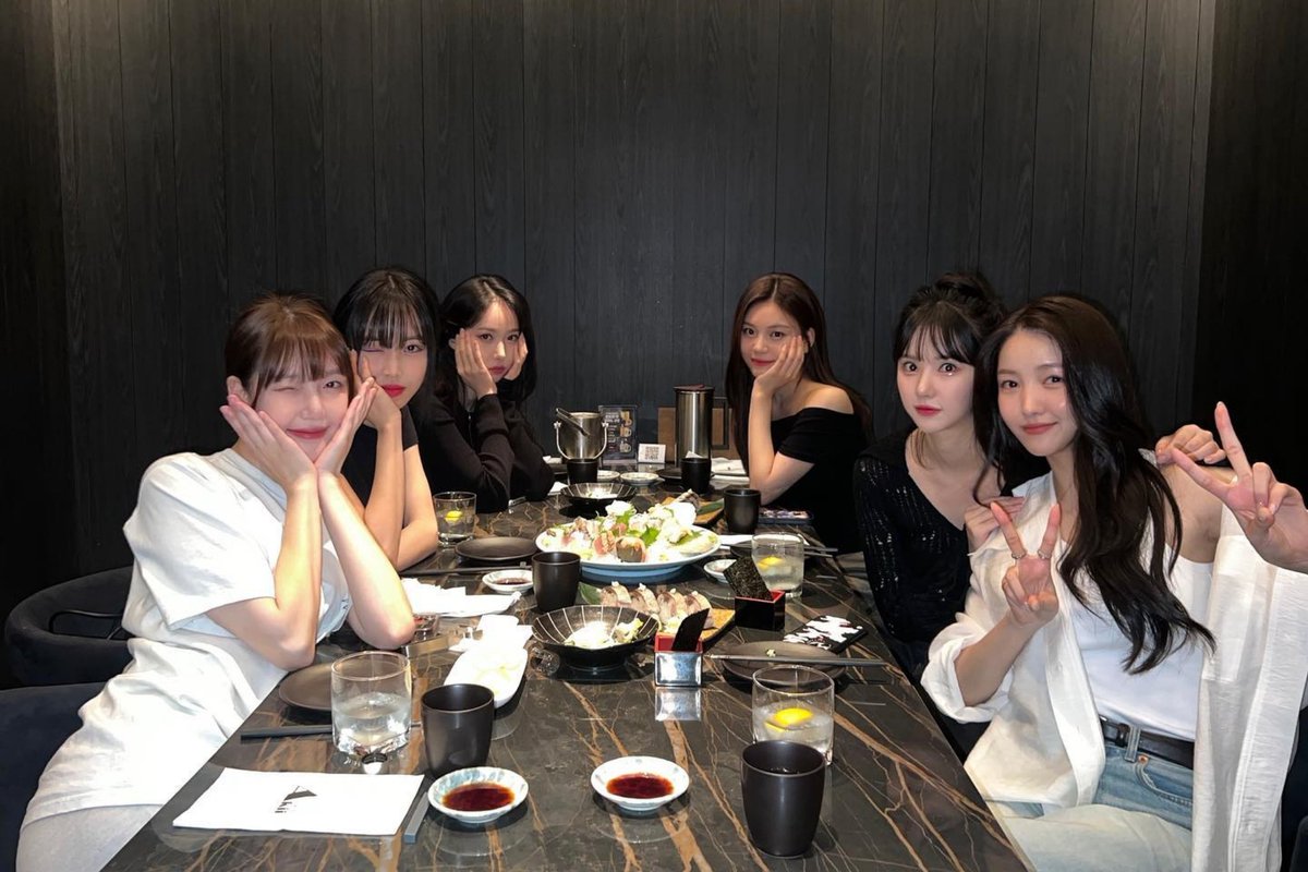 OneilyMusic's tweet photo. GFRIEND reunites in a newly shared photo.

#GFRIEND #여자친구 https://t.co/yBh6dLvl3i