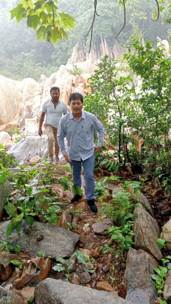 DrAKumarMishra's tweet photo. Visited #Deojharan Waterfalls in #Deogarh last week. Due to heavy rain, #Gohirariver was flowing in full capacity and the waterfalls looked majestic! This used to be the camping ground for forces of the erstwhile Bamanda Kingdom.
#OdishaByRoad
#ExploringOdisha
#OdishaTourism https://t.co/NbGaT2YRvh