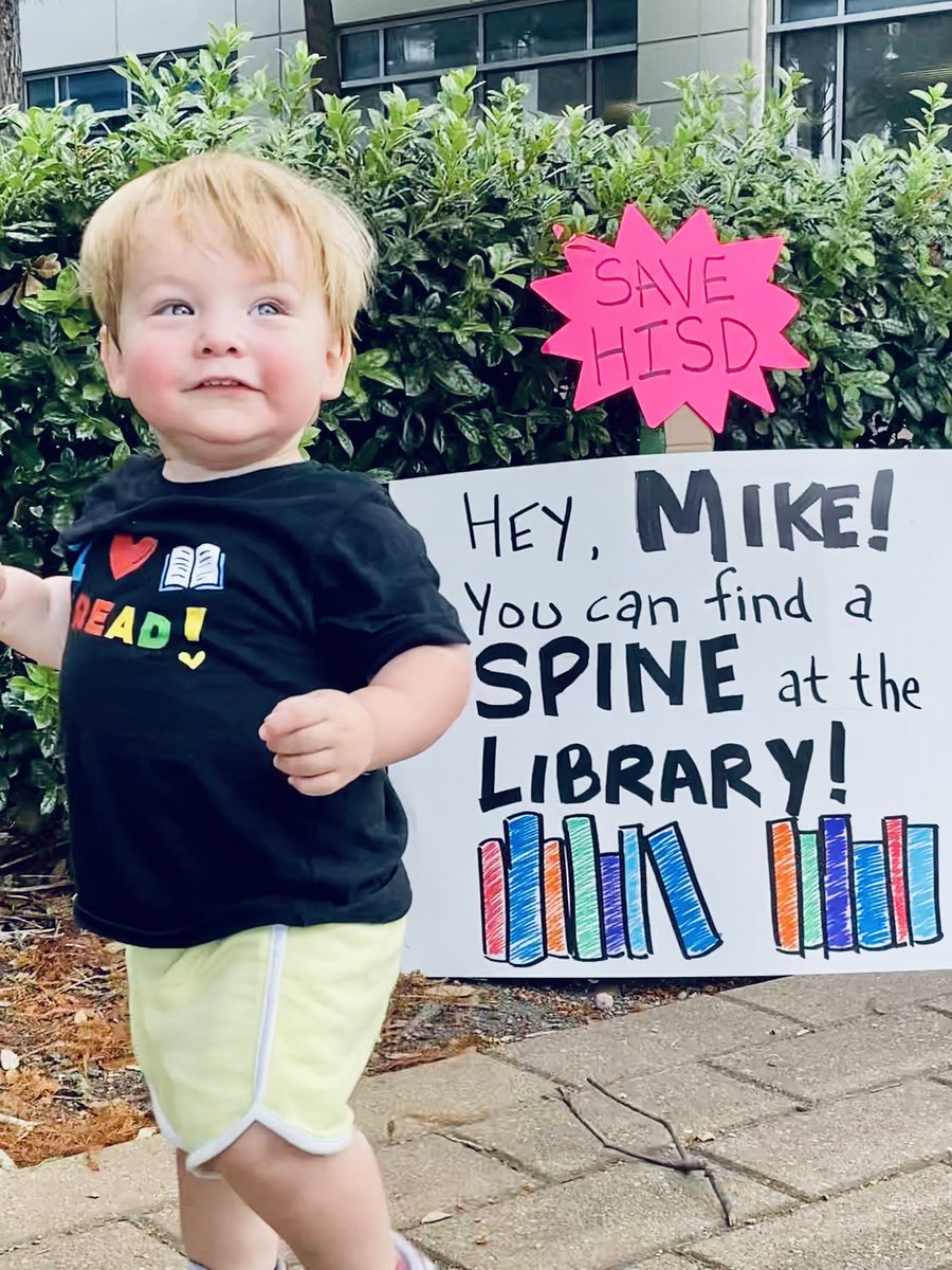 AimeeGthePHD's tweet photo. We want books. We want freedom. @TeamHISD 

#HISD #SaveOurSchools #LibrariesNotPrisons https://t.co/wNxkT4BRIf