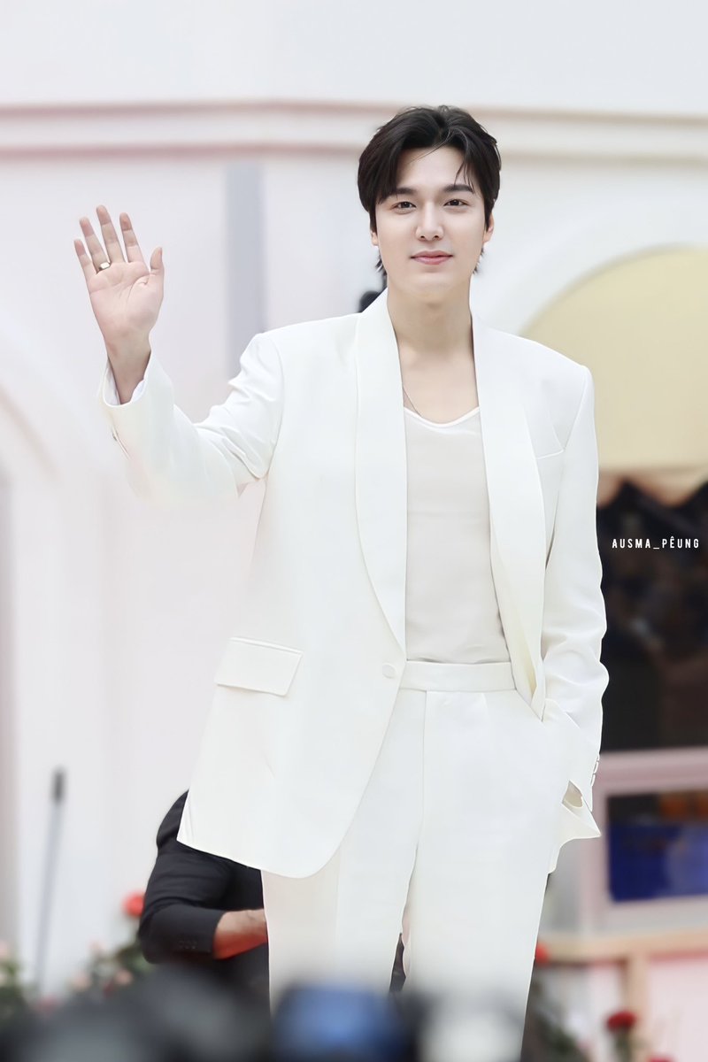 Pung112's tweet photo. ใจบางมาก ~ ครั้งแรกที่ได้เจอ ลีมินโฮ คือคนที่แรกทำให้เราเข้าสู่วงการซีรี่ย์เกาหลี🥰
.
.
#LeeMinHo #ลีมินโฮ
#MERZAESTHETICS
#MERZAESTHETICSEXPO
#HAUSOFCONFIDENCE https://t.co/Rk8Yodt9c8