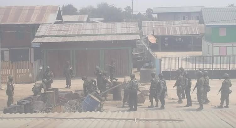 zawmoethant71's tweet photo. The military council's army was reinforced their soldiers at #Mobyel city HpeKhon Twp S/Shan state in Aug, then demolished some of people's houses & built strong trenches for them.
https://t.co/4kcxjGg9vl
#2023Aug5Coup
#AcceptNUGRejectMilitary
#WhatsHappeningInMyanmar https://t.co/d075WNRMmI