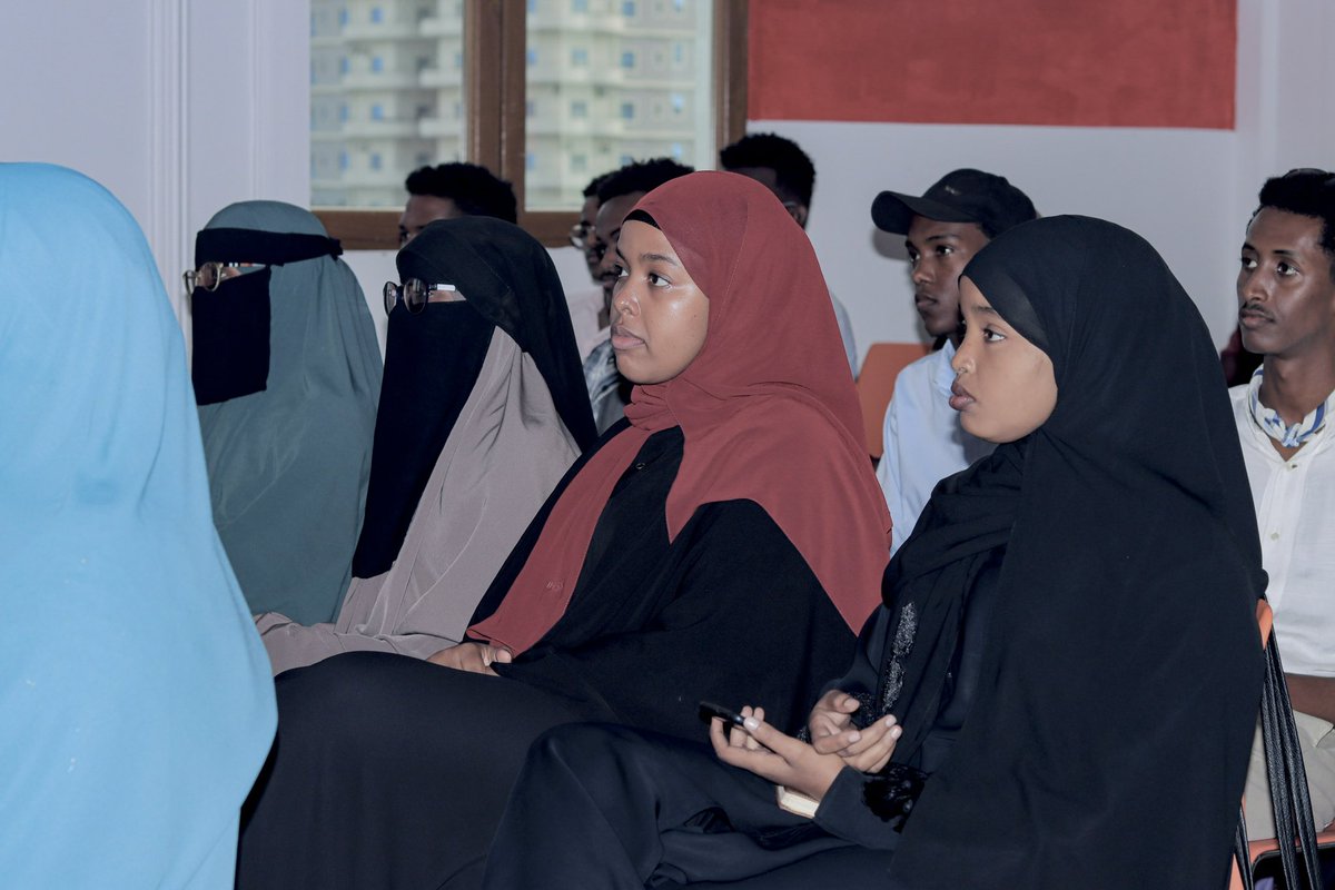 ICESomalia's tweet image. The first webinar of our #ClimateConversations series was a resounding success! 🌍 Renowned speaker @Rexmetsana2 led an enlightening session on "Understanding the science of climate change," empowering young people in Somalia and beyond to take climate action.