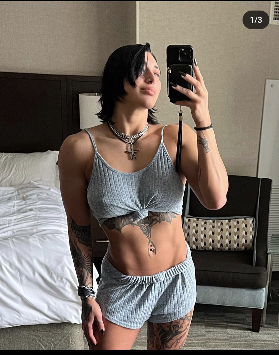 Total_CatchYT's tweet photo. Rhea Ripley essaye de casser internet , x2 😬 https://t.co/AMbdjhqJK0