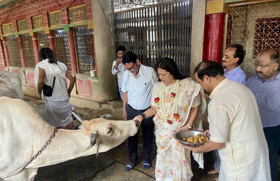 M_Lekhi's tweet photo. यया सर्वमिदं व्याप्तं जगत् स्थावरजङ्गमम्।
तां धेनुं शिरसा वन्दे भूतभव्यस्य मातरम्॥

आज वृंदावन स्थित श्री हरिदास शास्त्री गो सेवा संस्था की गौशाला में गायों को गुड़ खिलाया। https://t.co/iifRk1kDLM