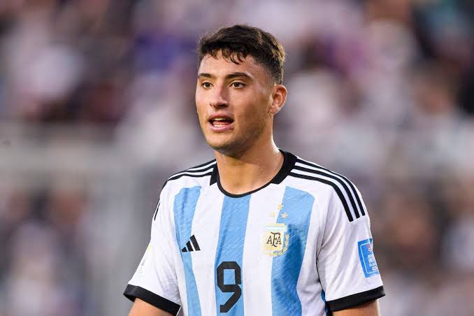 Alejo Veliz will board his flight to London to complete his move to #THFC later today

<a href="/urieliugt/">Uriel Iugt</a>