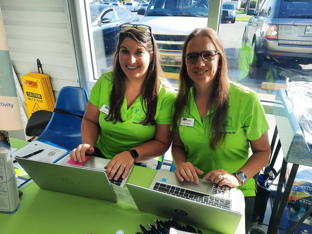 LSmithTPF's tweet photo. Pop Up Laundry Port Charlotte Super Matt! Come on down and get your laundry washed while seeing if you qualify for low cost internet all sponsored by @ThePattersonFdn 
💻🖥️🛜 👚👖
#digitalaccess4all
#ThePattersonFoundation 
#DigitalNavigators #popupneighbor #freelaundryday https://t.co/HpiuGpSzgv