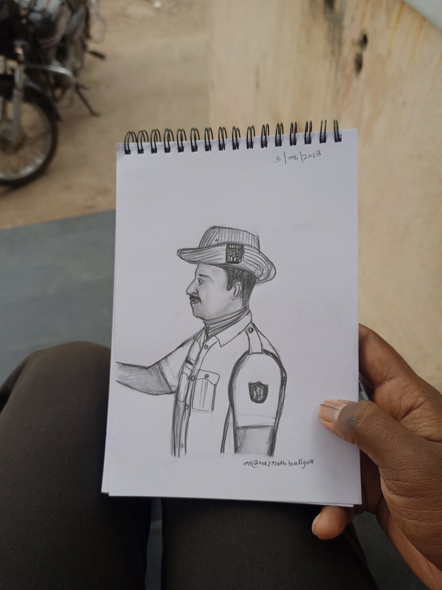 HarjathB's tweet photo. Traffic police sir live drawing in Koppal Hazrath Baligar Vlogs #koppal #hazrathbaligar #vlogs #artist #Karnataka https://t.co/cGC0XgxYsv