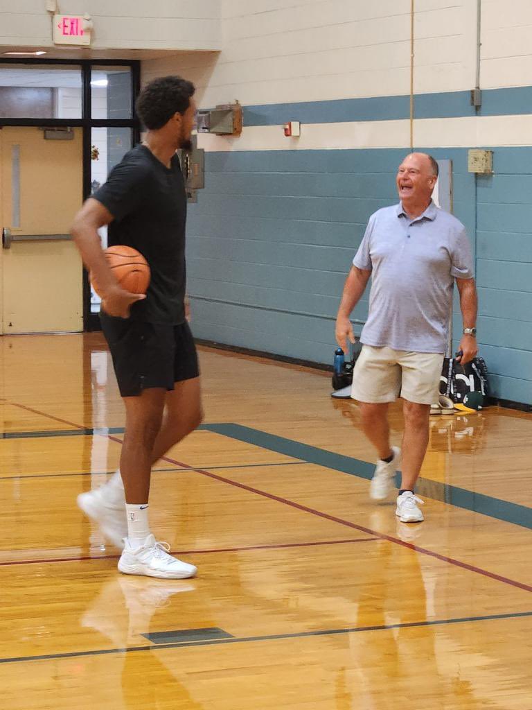 BishopMiege_BBB's tweet photo. Retirement Reunion with (the original) Coach Zych and Jeremiah Robinson Earl. Stag Nation thanks you for all the great memories and blazing the trail for future Stags. @ThisIsJRE✨ #OnceaStagAlwaysaStag #ProStag 🫡
Good luck with the @_ThunderOKC 🏀 https://t.co/D8DUZ1mXpw