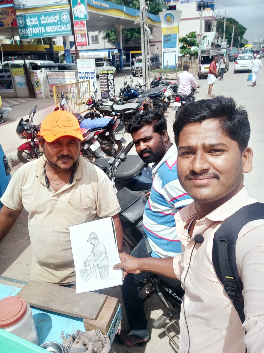 HarjathB's tweet photo. Traffic police sir live drawing in Koppal Hazrath Baligar Vlogs #koppal #hazrathbaligar #vlogs #artist #Karnataka https://t.co/cGC0XgxYsv
