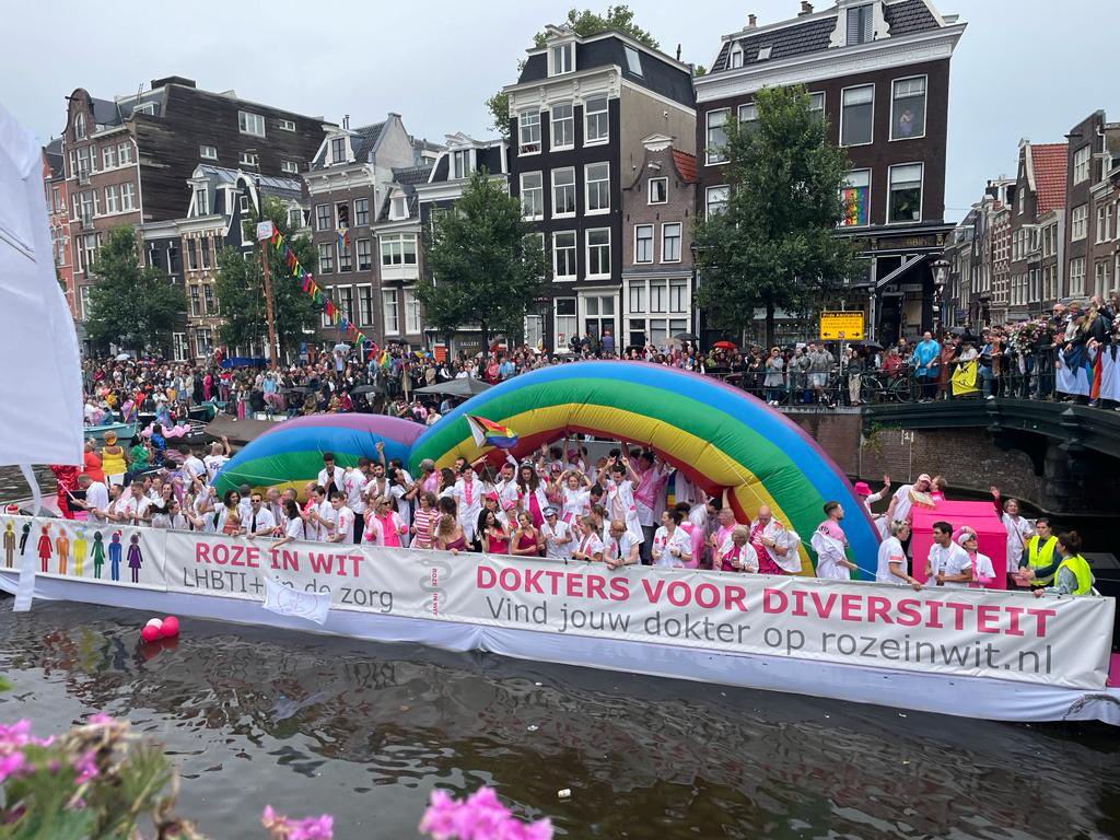 🌈 Ook dit jaar is de KNMG te vinden op de artsenboot van Roze in Wit tijdens de Pride Amsterdam! 🏳️‍🌈 Zowel binnen als buiten de spreekkamer streven we naar een inclusieve omgeving! #YOUAREINCLUDED