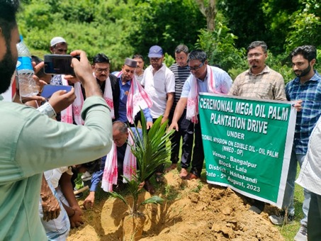 Mega Oil Palm Plantation Drive was flagged off by District Development Commissioner in Hailakandi district of Assam in presence of farmers, MLA representative and district officials. The event was organized by Godrej Agrovet Ltd on 5th August.
#agrigoi #Oilpalm #NMEOOP #farmers