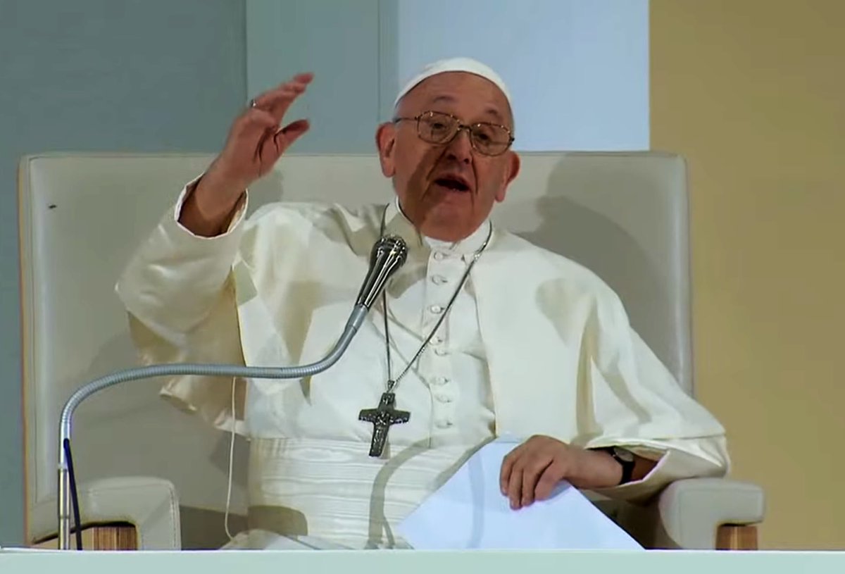 Pope Francis on fire in Lisbon, totally off-script and energized: “The only time it is permitted to look down on people, is when you are bending down to pick them up!” 🔥 🔥🔥#WYDLisbon #Lisboa