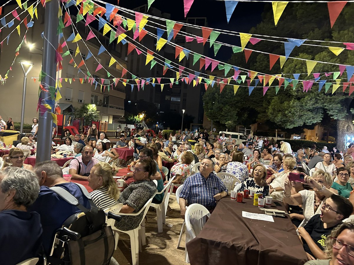 MiguelBusquetsS's tweet photo. Estamos de fiesta con la Associació de veinats “Ses Cases Noves” des Coll d’en Rabassa,  con un gran ambiente y un espectáculo fantástico.
Gracias a la presidenta Juana Ruiz y a la
asociación por la invitación. https://t.co/CFLb2FS1gm