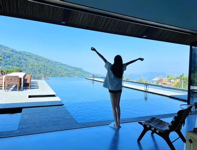 regiendrakece's tweet image. Relaxing together with a beautiful view🥰