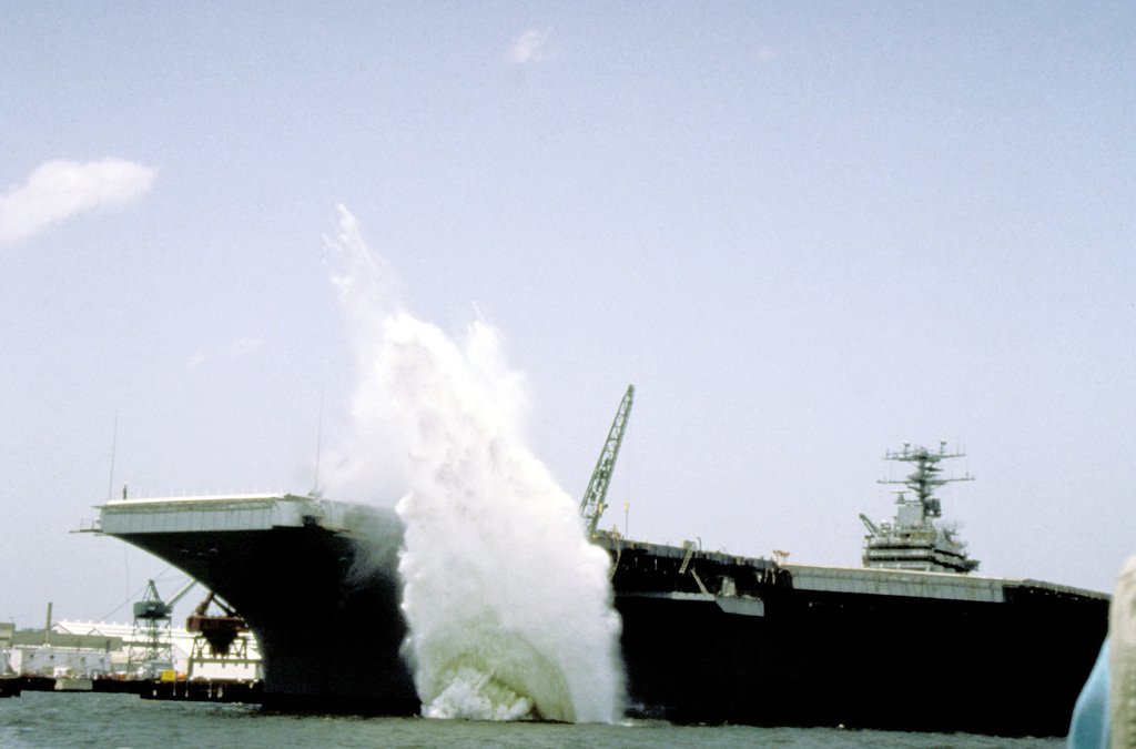 Ah!Los buenos viejos tiempos...#ColdWar #ALBVT
Hoy traigo una rareza: Pruebas de lanzamiento de un peso muerto de 82700 libras desde la catapulta nº4 del portaaviones #CVN72 #USSAbrahamLincoln en 1989