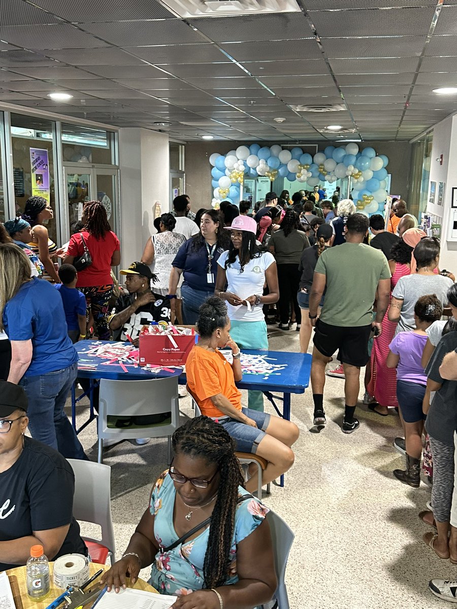 LVMPDSEAC's tweet photo. Saturday Before School 🚌

Thank you 👏 to the many community partners that made it possible to give back to our #southeast #community 🤝. 

@LVMPDFoundation @CommishJGibson  @WhitneyCCPR https://t.co/hBa7YswMqM