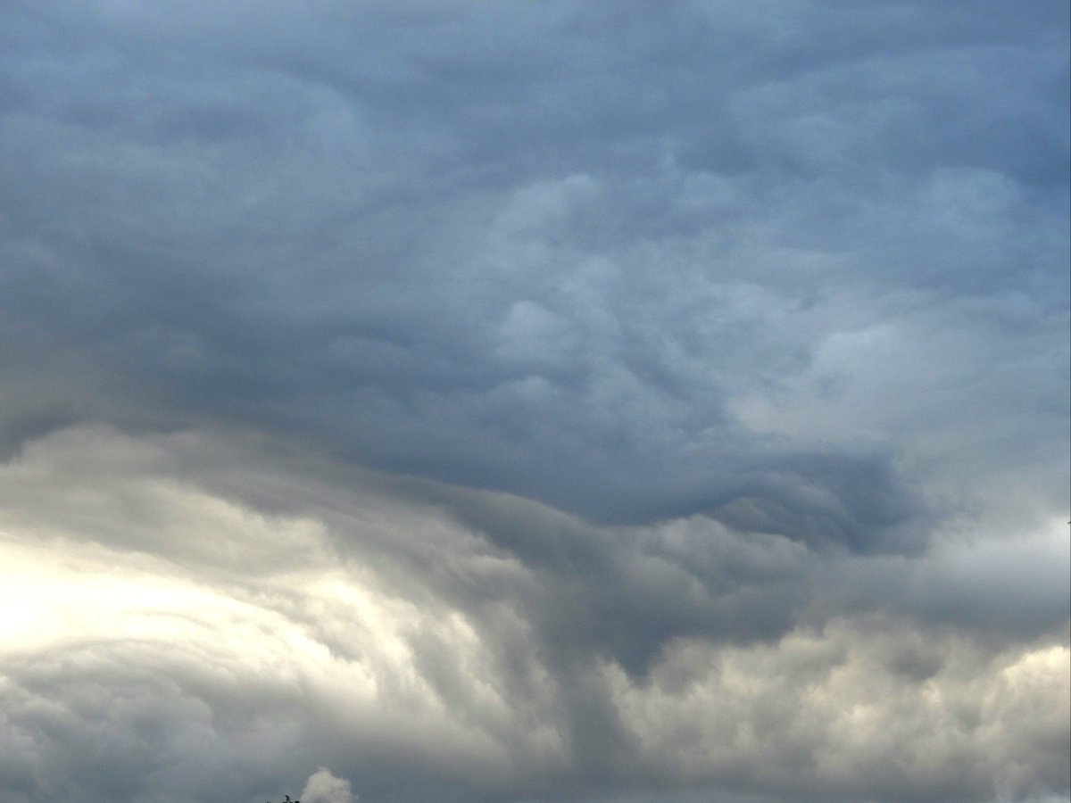 Gnarly #asperitas clouds over #LacLéman #LakeGeneva
@CloudAppSoc @StormHour @ThePhotoHour #StormHour #loveukweather #getoutside