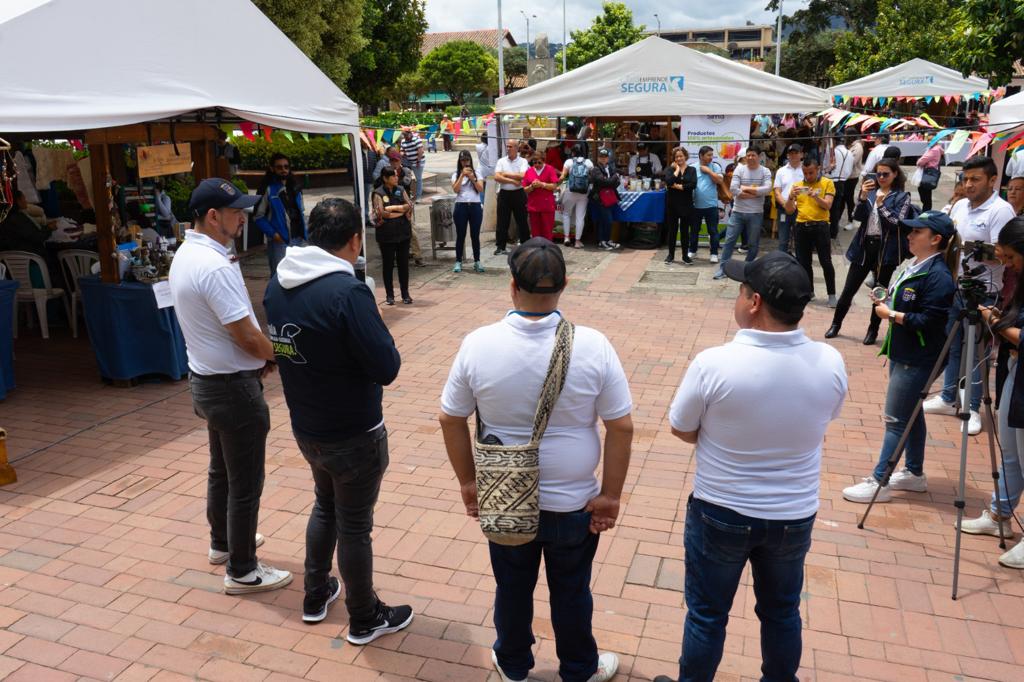 AlcaldiaChia's tweet photo. #SecDesarrolloEconómicoChía📈 #DDAE 🧑🏻🌾|| 1° Festival de las Colonias 🏺
Hoy ‼️ el alcalde @LuisCa_Alcalde visitó el 1° Festival de las Colonias 🏺#ChíaEmprendeSegura donde más de 8️⃣0️⃣ emprendedores y pequeños empresarios hacen parte.
#ChíaEducadaCulturalYSegura https://t.co/NBi4IOFIui