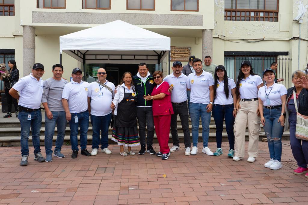 AlcaldiaChia's tweet photo. #SecDesarrolloEconómicoChía📈 #DDAE 🧑🏻🌾|| 1° Festival de las Colonias 🏺
Hoy ‼️ el alcalde @LuisCa_Alcalde visitó el 1° Festival de las Colonias 🏺#ChíaEmprendeSegura donde más de 8️⃣0️⃣ emprendedores y pequeños empresarios hacen parte.
#ChíaEducadaCulturalYSegura https://t.co/NBi4IOFIui