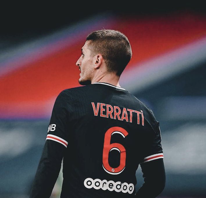 LMDPSG's tweet photo. 🚨Marco Verratti pourrait RESTER au Paris Saint-Germain ! ❤️💙

À 1 an l’Euro et à 3 ans de la Coupe du Monde, il préférerait rester dans un championnat compétitif.

Même si sa dernière saison est décevante, Marco est convaincu d’avoir encore à donner au plus haut niveau, et notamment à Paris. 

De plus, Luis Enrique le considère comme un élément clé de son équipe  et estime que son PSG sera plus fort avec lui, que sans lui. Paris ne compte donc pas vendre son milieu Italien. 

Lucho, qui apprécie beaucoup Verratti, veut qu’il retrouve un poids de forme parfait pour pouvoir l’utiliser dans son système en 4-3-3. 

Il sait combien sa qualité technique, sa propension à casser des lignes par son jeu court et rapide et son sens de l'anticipation peuvent être précieux lorsque le « Petit Hibou » est à son meilleur niveau. ⭐️

[@lequipe]