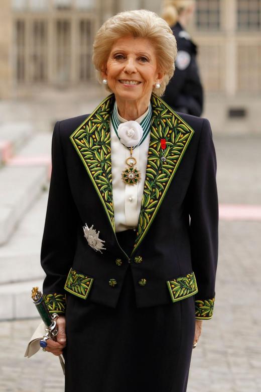 (1/3) Grande prêtresse des lettres, historienne érudite et spécialiste incontestable de la Russie, #HélèneCarrèredEncausse était celle qui, incroyablement visionnaire, annoncera, avec son ouvrage "L'empire éclaté", la chute de l’Union soviétique que personne ne prédisait.