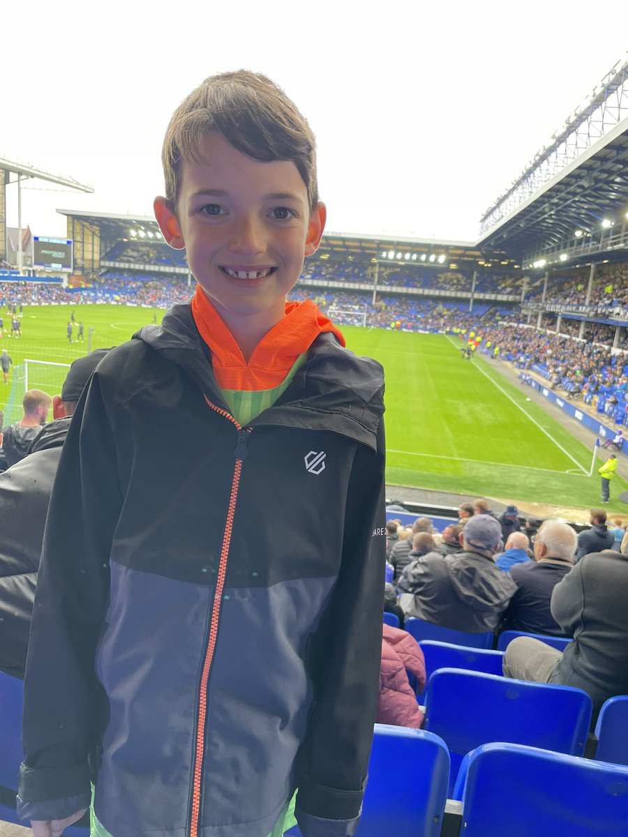 Went to @Everton v Sporting today. On the evidence of this performance, this season is going to be *hard* unless we can get 3-4 new bodies in sharpish. My little lad loved his first men’s game though. Also, when will it stop raining?