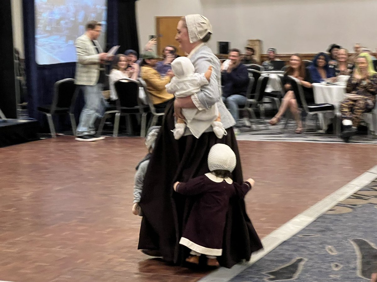 Angie_Swe's tweet photo. Cosplay competition! The two favs frank/bjr and Marsali https://t.co/aDKjqE2r9U
