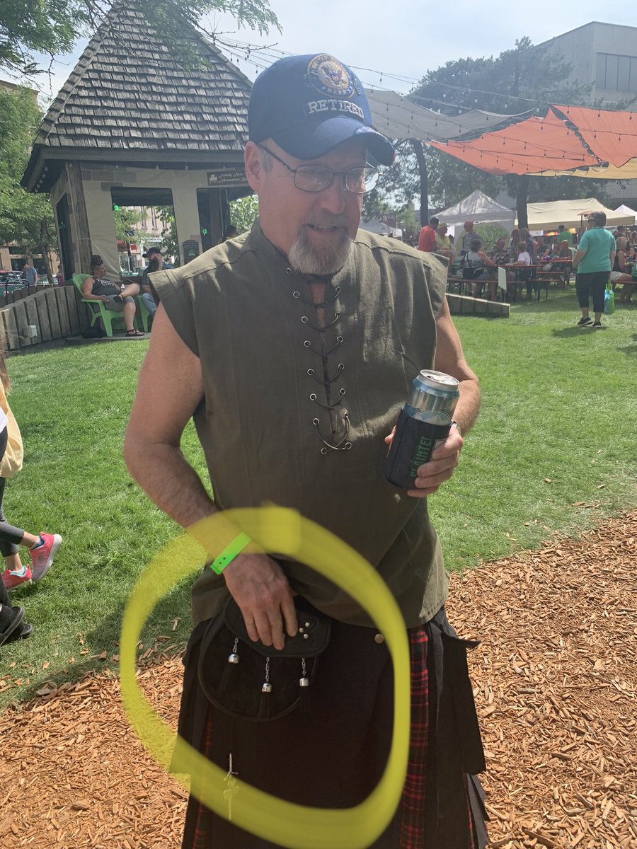 Jayrass's tweet photo. "I can't snap my sporran." @IowaIrishFest @mikkisue2 https://t.co/qlWZwThreI
