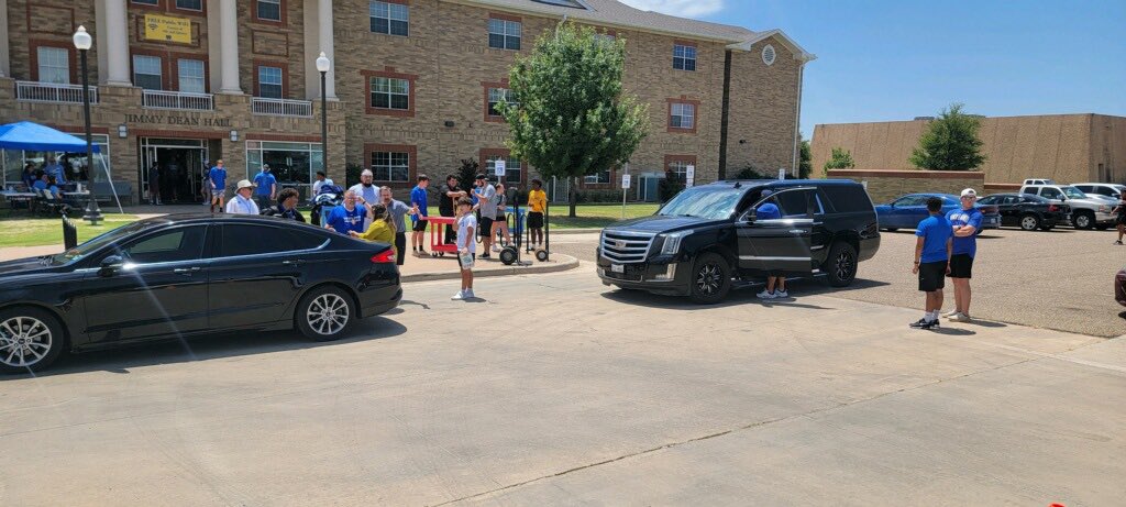 Freshmen Pioneers are IN THE BUILDING! It’s go time 📦🪑🛏️🔑