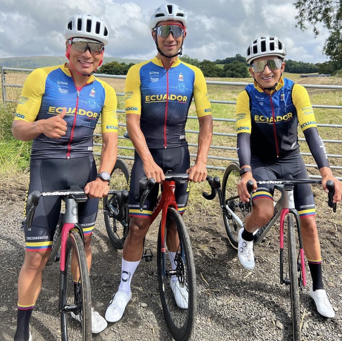 RodriSabato's tweet photo. El trío ecuatoriano está listo para el mundial 🔥🇪🇨

Jony Caicedo, Jony Narváez y Alex Cepeda correrán mañana por la lucha del arcoíris 🌈 https://t.co/iqI3qAkclW