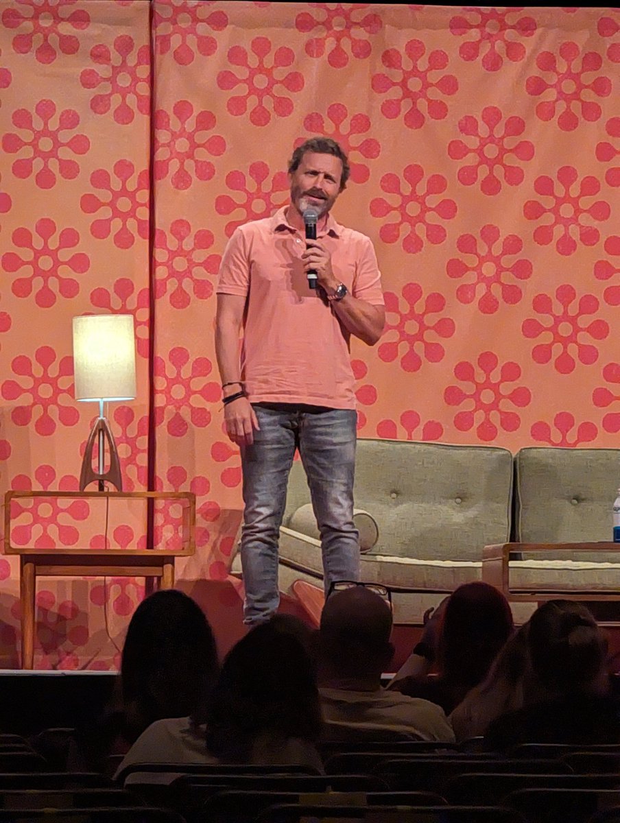 nickelkeep's tweet image. Came back to the hall in time to hear Rob do impressions of other actors. 🤣 #MomentoCon