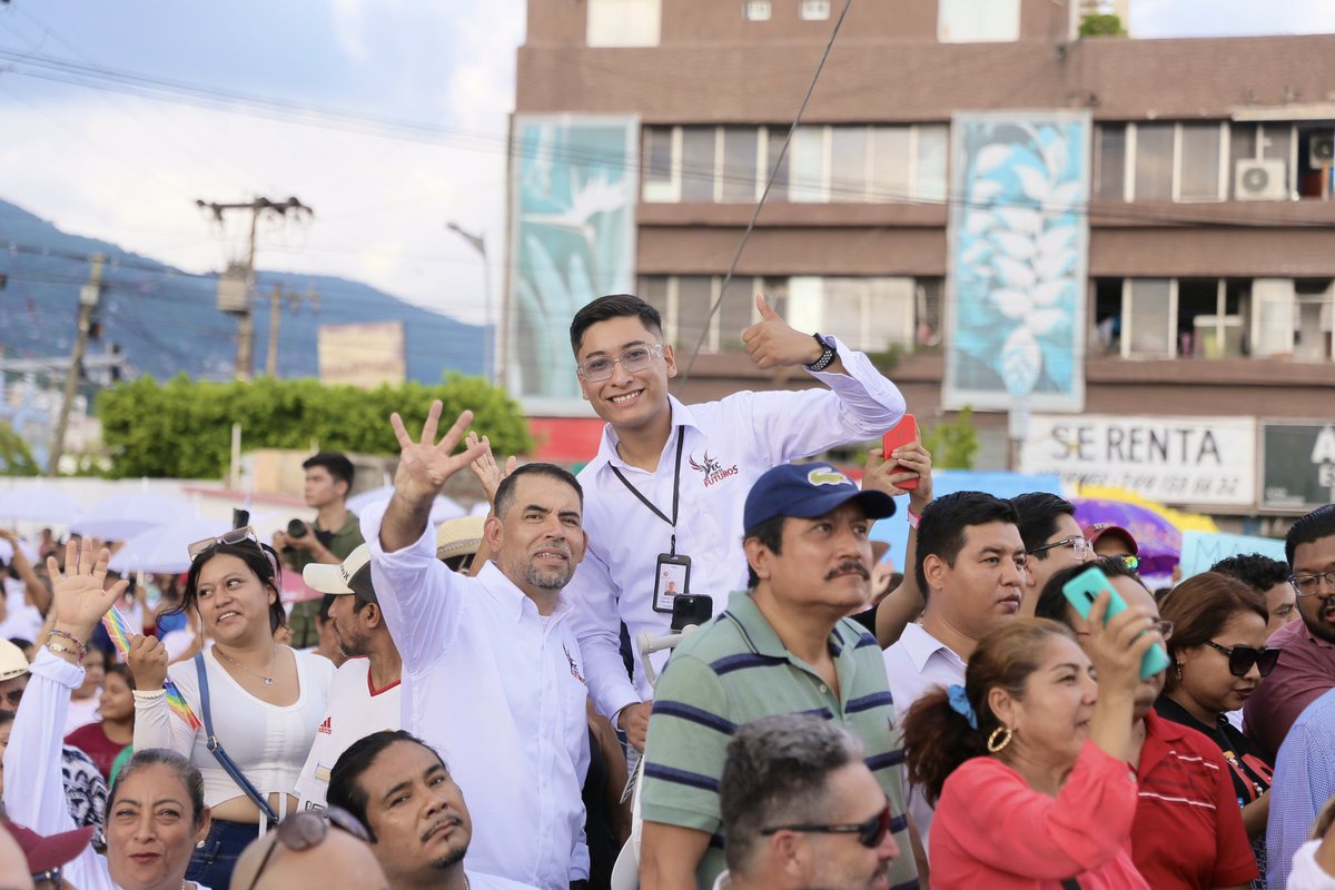 LloydWaltonA's tweet photo. Más que agradecido con ustedes por tanto cariño, lealtad y compromiso con el proyecto de Marcelo Ebrard rumbo a la encuesta. 🙌🏼

La 4T se defiende con #MejorMarcelo 🇲🇽✅ https://t.co/Njm64LLQe7