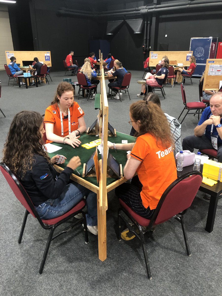 marcvb_bridge's tweet photo. @HeidyPoolman @Bridgebond Nee, er is wel een zaal waar één van de wedstrijden (niet per se een Nederlandse) te volgen is maar er is geen commentaar bij. Misschien maandag, als een 🇳🇱 team de finale zou halen. https://t.co/1pErwsQlsA