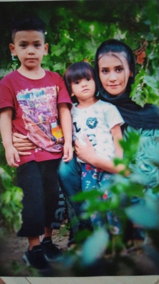 İran'dan bir vatandaş bana ulaşarak, ailesini Van'da kaybettiği gerekçesiyle yardım istedi.

Olay, 2023 yılı Ocak ayında Van'ın Saray ilçesinde meydana gelmiş.

Ailesi ile birlikte yurda yasadışı yollarla girmek isterken Saray'da yakalanıyorlar. Adamın söylediğine göre, kendisi