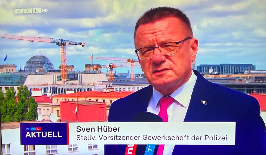 GdPPresse's tweet photo. #CSD #Hamburg #GdP-Vize @SvenHber1 spricht sich dafür aus, #Körperverletzungsdelikte härter zu bestrafen, wenn ein Hasshintergrund erkennbar ist. https://t.co/JTTPNTQc4W @rtl_aktuell (ab 7:50) #LSBT*Q https://t.co/pFFR1Qj33G