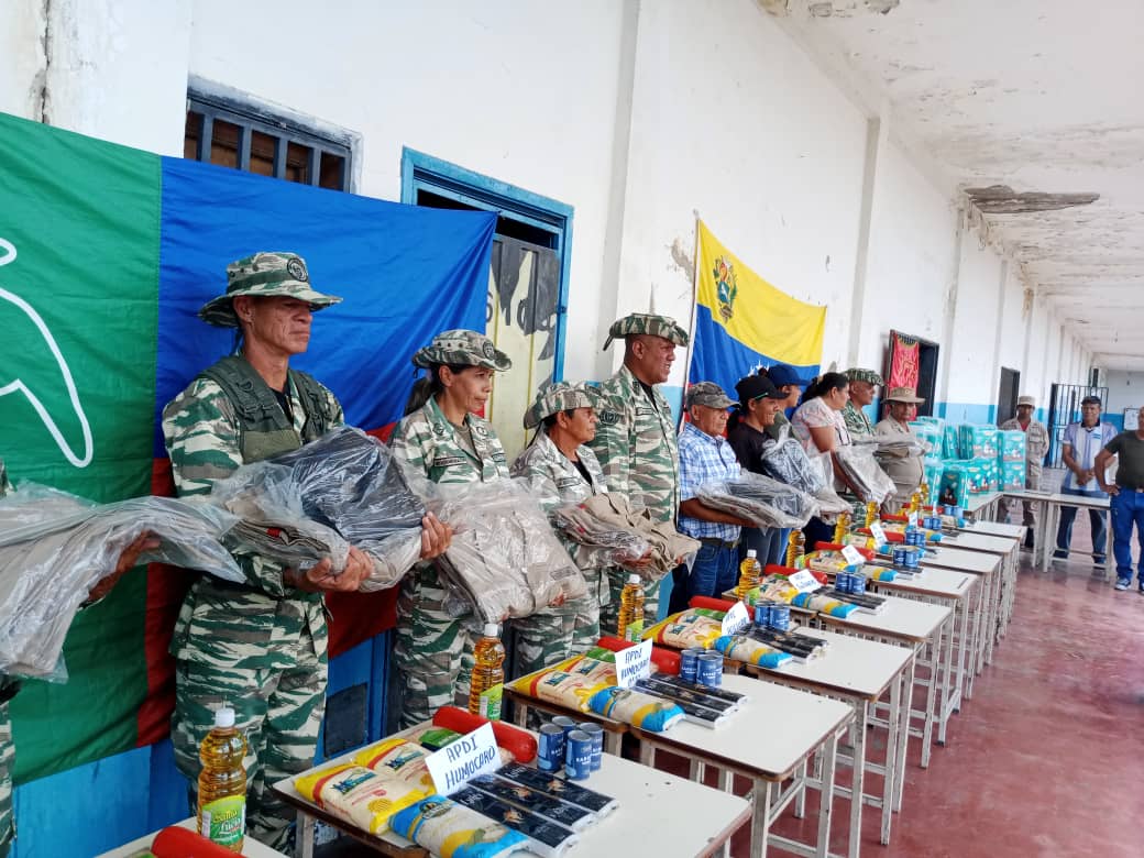 Cmadi1331's tweet photo. 1/3 Cumplimiendo las órdenes presidenciales el M/G Javier José Marcano Tabata #CGMB bajo la dirección del G/D Boris Iván Berroteran de Jesus Cmdte de la Milicia para la REDI  N°1 Occidental.
#LasSancionesNoSonUnJuego 
#AD133GAYONES 
#BRICS 
#Vollering https://t.co/vpniVMLbwb