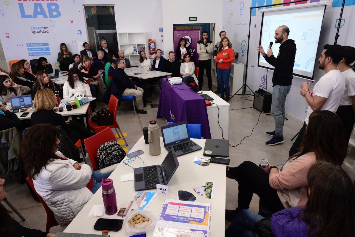 FlorSantonii's tweet photo. ‼️Más de 190 directivos y docentes se capacitaron en la 3ra etapa de EDUTEC

👉En Conectar Lab se realizó el Ateneo en el que se compartieron los proyectos finales y el trayecto formativo @TadeoGZ https://t.co/Pi51PO6f4j