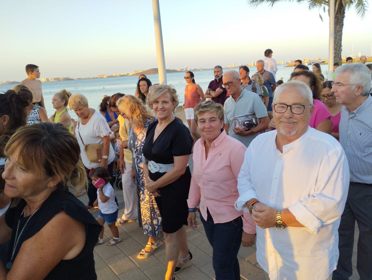 CartagenaPP's tweet photo. Nuestros concejales Paqui Martínez y @belenromero100, y el diputado regional @santilopeznogue asisten a la Misa y procesión de la Virgen de las Nieves en Islas Menores, con motivo de sus Fiestas Patronales.

¡Felices fiestas, vecinos! https://t.co/qZX1DLEq73