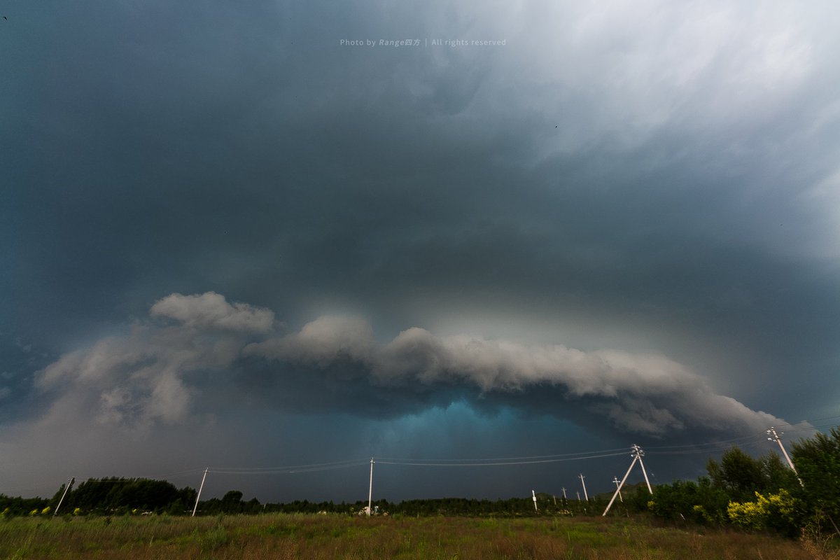 YijingLiu7's tweet photo. An epic outflow dominant supercell shelf cloud with significant cyan hail core on August 3th in northeast China.The damaging wind has reached over 23m/s and then 26.9m/s which blew down lots of trees in the diatant city @MikeOlbinski https://t.co/En6hady2qu