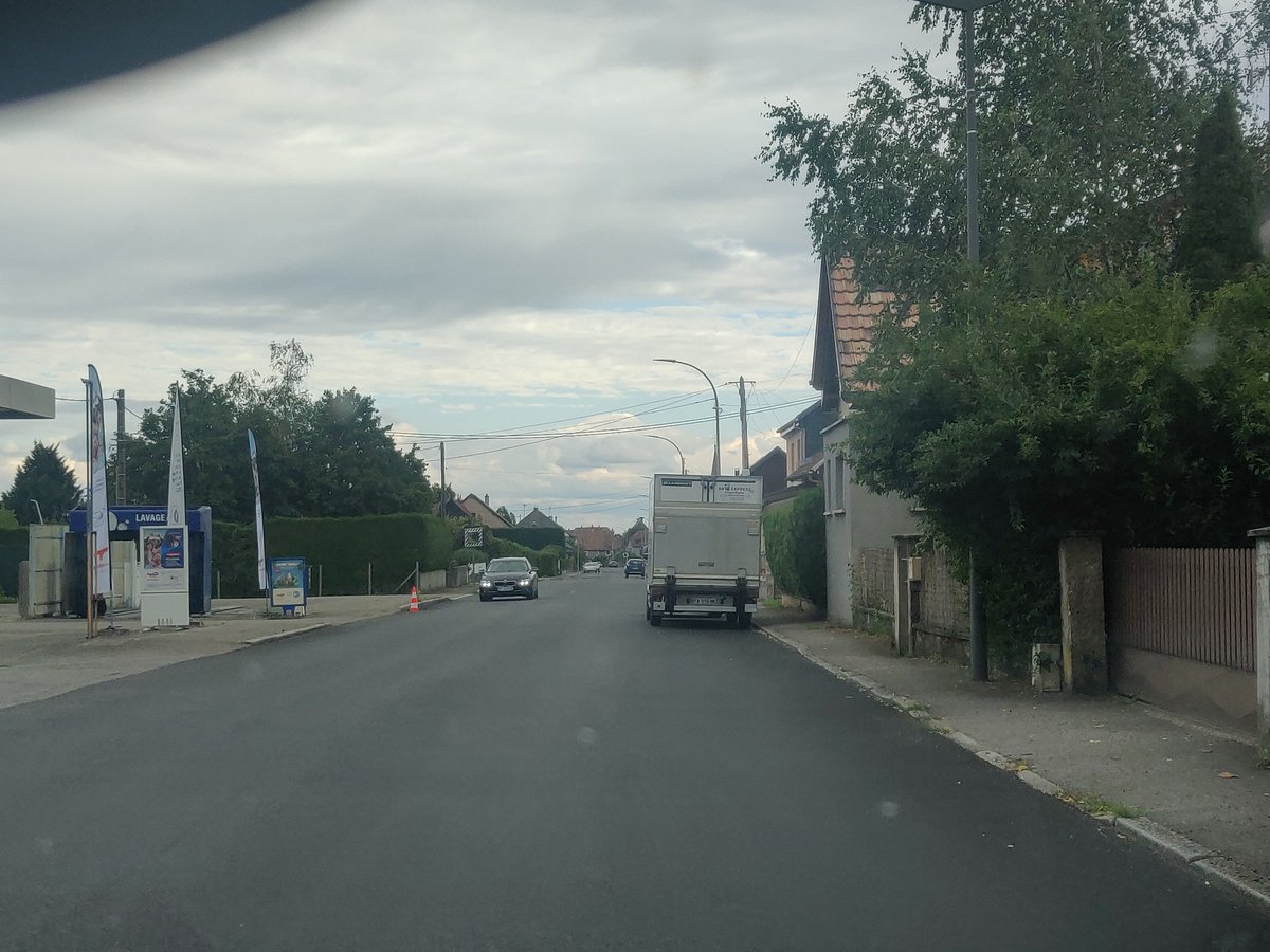 Achtung_Bicy's tweet photo. Rénovation totale de la RD466 à #masevaux et #sentheim.
@Prefet68, @toutelalsace , allez-vous - ici encore - laisser les maires enfreindre la loi LOM et ne pas réaliser d'aménagements cyclables ?
Il est temps d'offrir aux habitants une alternative crédible au tout automobile. https://t.co/MuScVWH5Rd