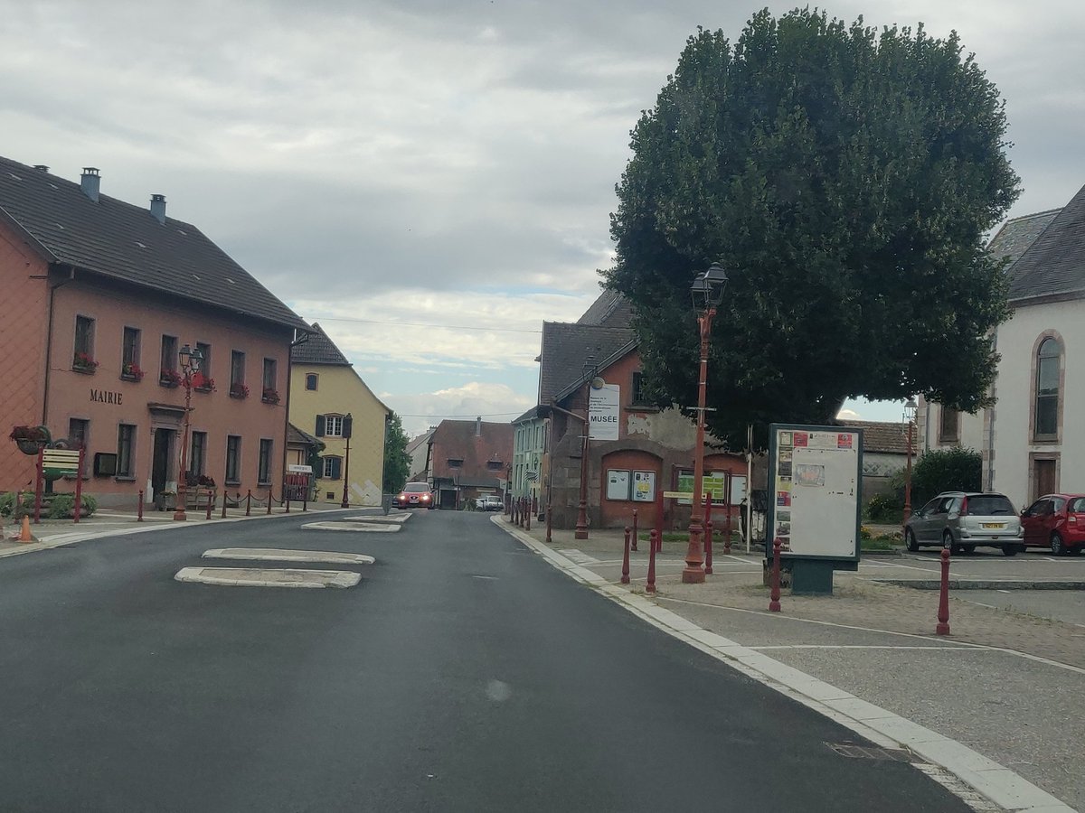Achtung_Bicy's tweet photo. Rénovation totale de la RD466 à #masevaux et #sentheim.
@Prefet68, @toutelalsace , allez-vous - ici encore - laisser les maires enfreindre la loi LOM et ne pas réaliser d'aménagements cyclables ?
Il est temps d'offrir aux habitants une alternative crédible au tout automobile. https://t.co/MuScVWH5Rd