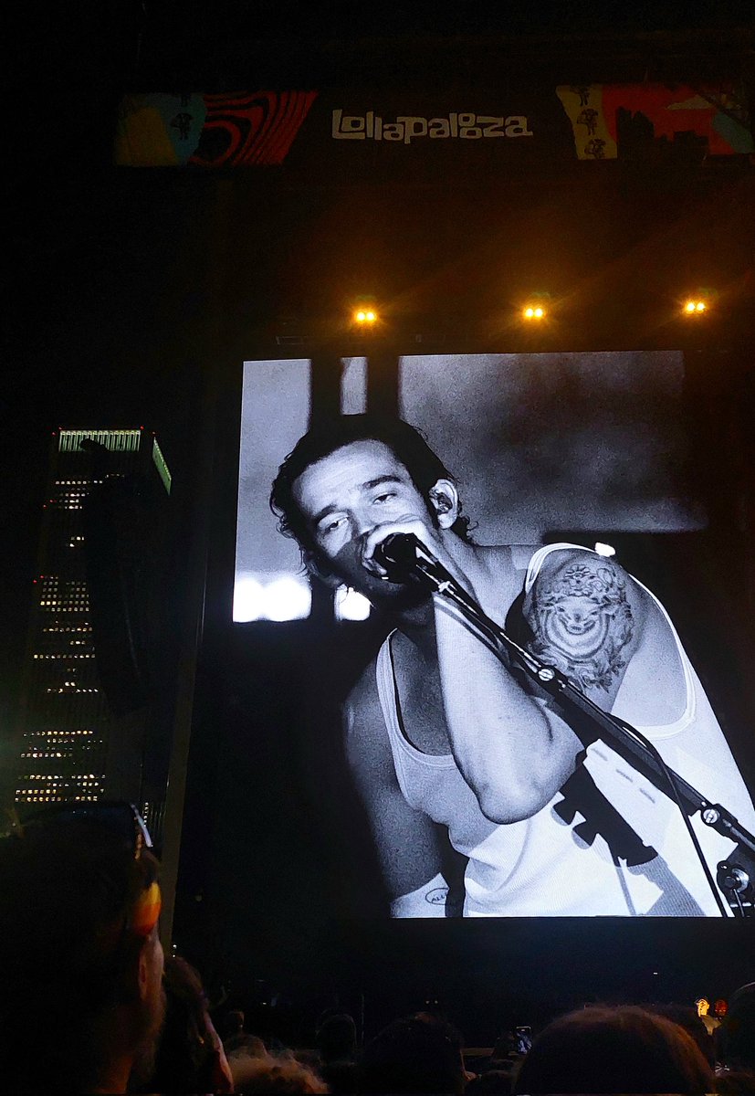 Isabel_Lazareno's tweet photo. #Lollapalooza #The1975 #MatthewHealy https://t.co/uSN8MKtyn5